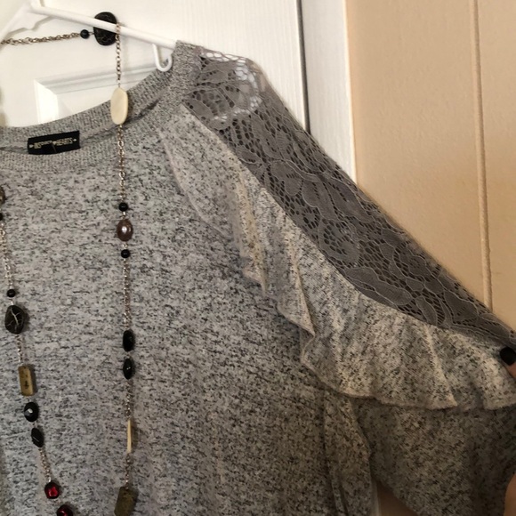 Lace shoulder ruffle top - Picture 2 of 4